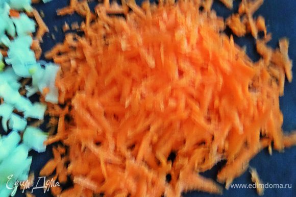 Морковь натереть крупно.