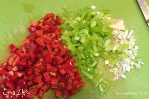 1/2 головки чеснока, красный и зеленый болгарский мелко порезать.