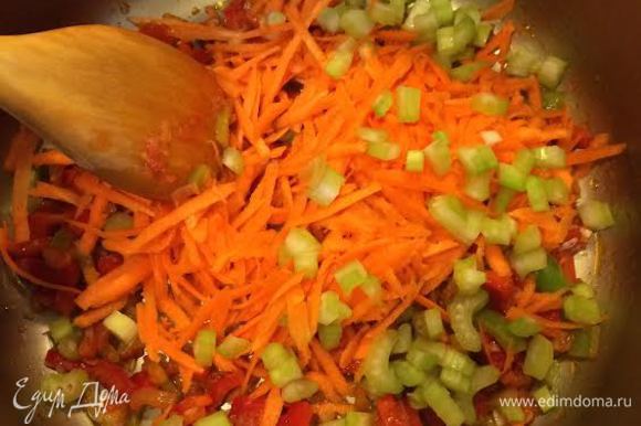 Морковь натереть на крупной терке, сельдерей порубить, добавить к овощам и потушить.