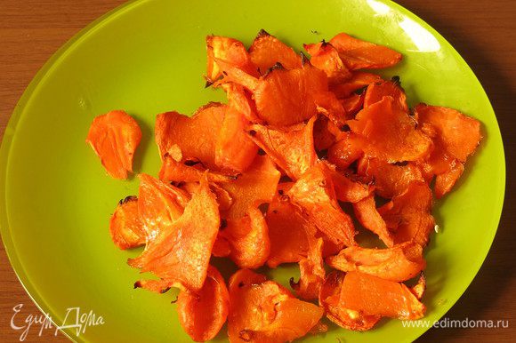 Поливаем маслом морковь, ставим запекаться на 25-30 минут при 150-160°С, пару раз помешиваем.