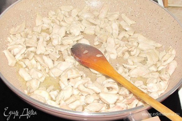 Куриное филе нарезать кусочками. Разогреть в сковороде 2 ст. л. оливкового масла обжаривать 2-3 минуты, пока мясо не побелеет.