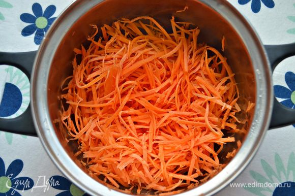 Морковь помойте, почистите и нарежьте как можно более тонкой соломкой.
