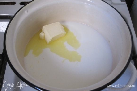 175 мл молока вылить в кастрюлю, положить сливочное масло.