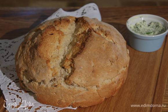 Подавать хлеб с зеленым маслом.