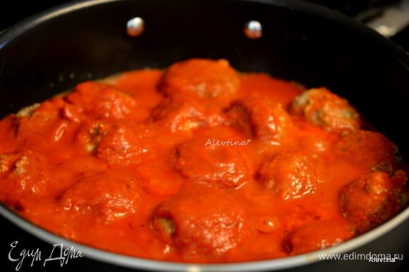 В готовые фрикадельки добавить готовый соус маринара или просто томатный соус с добавлением итальянских специй. Закрыть крышкой и готовить на медленном огне 15 минут.