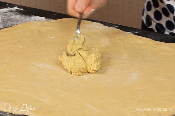 Распределить по всей поверхности тесто масляную начинку.