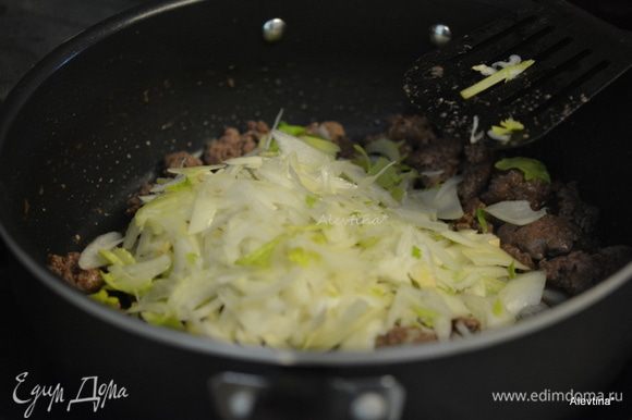 На разогретой сковороде обжарить постный говяжий фарш до коричневого цвета 8-10 мин. Добавить луковицу порубленную и сельдерей.