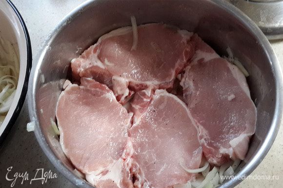 Выложить на дно кастрюли слой лука, затем свинину, нарезанную на кусочки толщиной около 1,5–2 см. Замариновать таким образом всю корейку для шашлыка. Верхний слой должен быть из лука.
