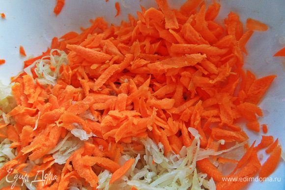 Сырую морковку натереть крупно.
