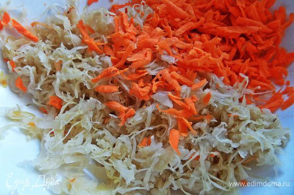 Квашеную или маринованную капусту отжимаем от рассола, соединяем с морковкой.