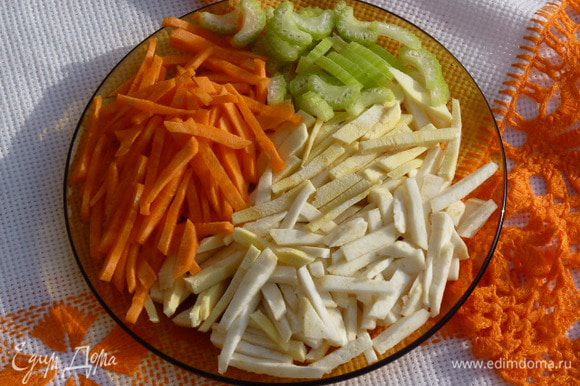 Нарезаем овощи соломкой, можно натереть на крупную терку, тогда время варки сократится, и добавляем к картофелю. Морковь оставляем для зажарки.