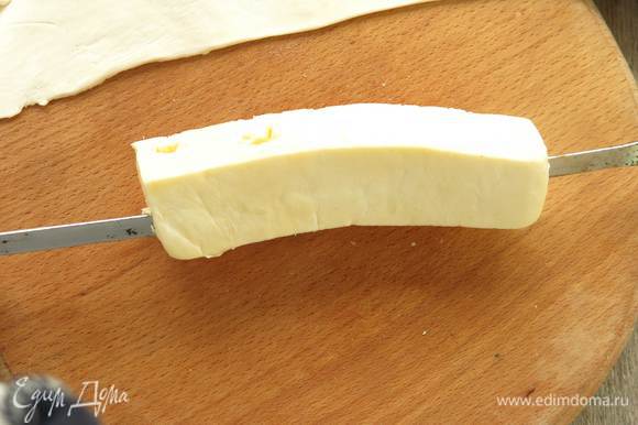 Надеваем сыр на шампур, первый образцовый из целого кусочка сулугуни. Если сыр не получается разрезать на большие брусочки, нарезаем на 2-3 кусочка и надеваем их плотно на шампур. При необходимости солим.