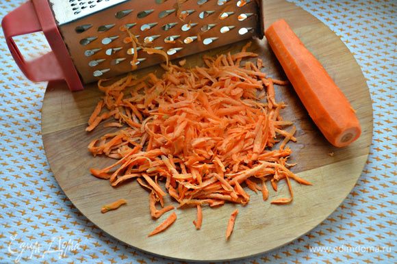 Морковь почистите и натрите на крупной терке.