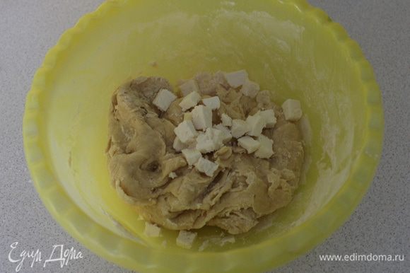 В готовое тесто добавить нарезанную мелкими кубиками брынзу, твердый сыр (или любой другой сыр).