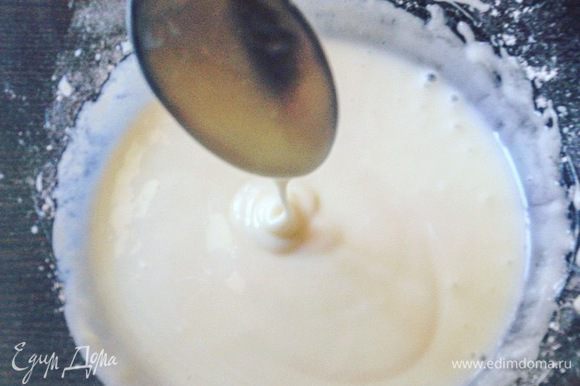 Приготовление соуса. В миске взбить миксером творожный сыр (типа Альметте) с половиной сахарной пудры около минуты. Затем добавить сметану и оставшуюся пудру, снова все взбить до состояния, напоминающего сгущенное молоко.