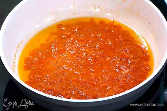 Перец чили мелко порезать, добавить в сковороду с чесноком и слегка обжарить, затем добавить помидоры и на среднем огне уварить соус.
