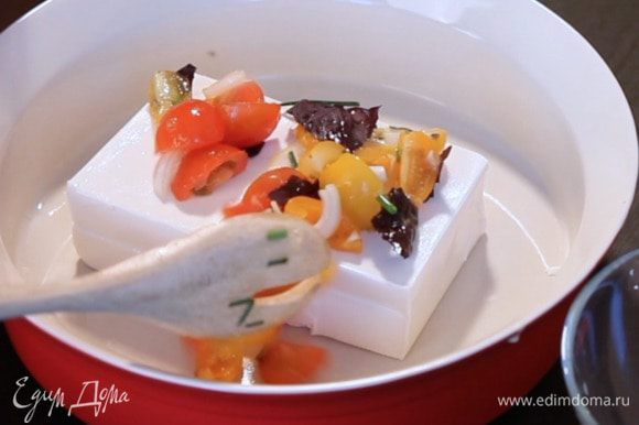 В форму для запекания положить сыр, сверху выложить овощи, вяленые томаты, оливки.