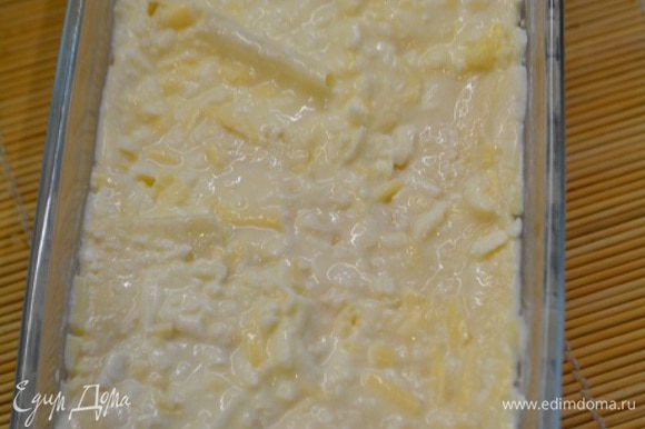 И так чередуем: лаваш, масло, сырная начинка и так до конца. Свисающие края собрать к середине и уложить сырную начинку. Запечь при 180°C до золотистого цвета (примерно 35-40 минут).