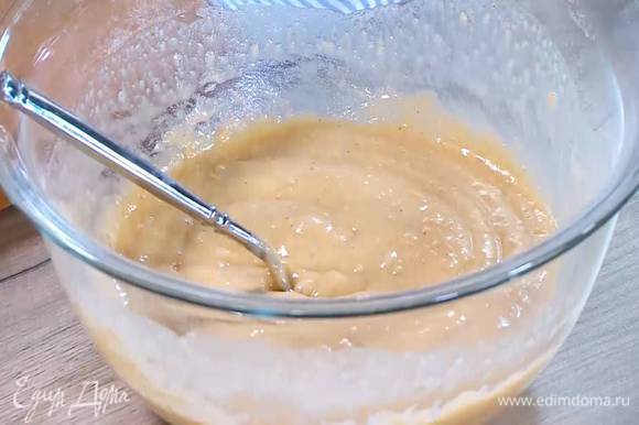 Влить яично-молочную смесь в муку с разрыхлителем и вымешать тесто.