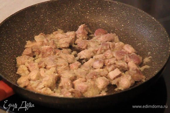 На сковороде с использованием растительного масла и кусочка сливочного масла обжариваем заранее замаринованное мясо, нарезанное кубиками.