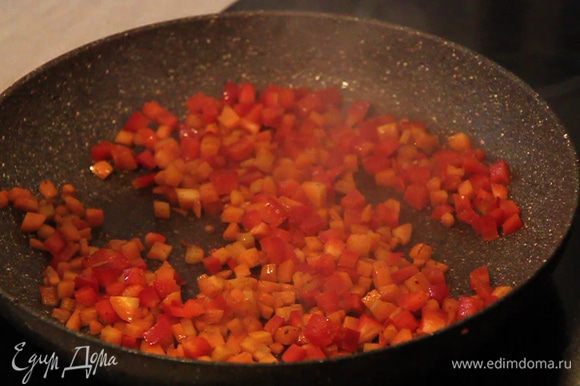 Далее обжариваем кубики моркови, квадратики болгарского перца и кубики помидора, можно немного подсолить. Хорошо перемешиваем и выкладываем в кастрюлю.