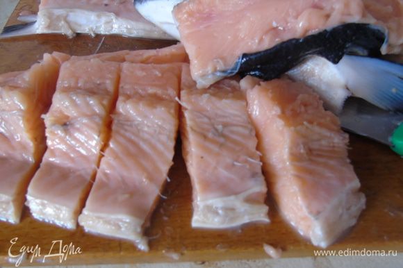 Нарезаем филе лосося на куски шириной около 3 см.