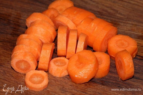 Чистим овощи. Морковь нарезаем крупными кольцами и отправляем в кипящий бульон готовиться минут на 20.