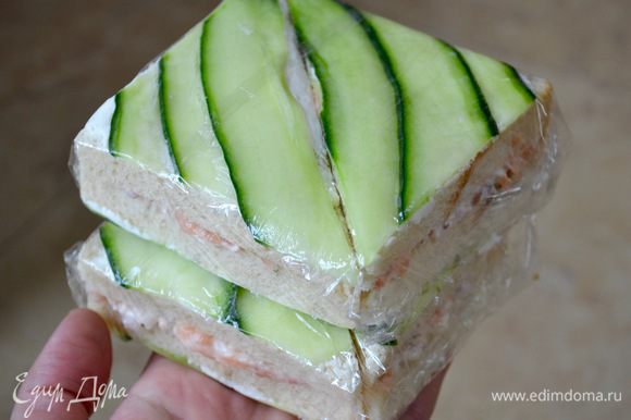 Завернуть в пищевую пленку и убрать в холодильник. Перед подачей разрезать каждый сэндвич по диагонали и подавать!