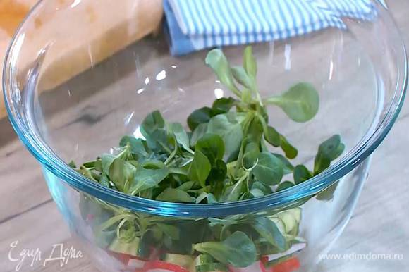 Соединить огурцы с редисом и листьями салата, сбрызнуть половиной лимонного сока и перемешать.