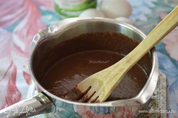 Шоколадные капли растопить с кокосовым маслом на водяной бане до однородной массы. Снять с огня, добавить сахар и по одному яйцу за раз после каждого тщательно перемешивать.