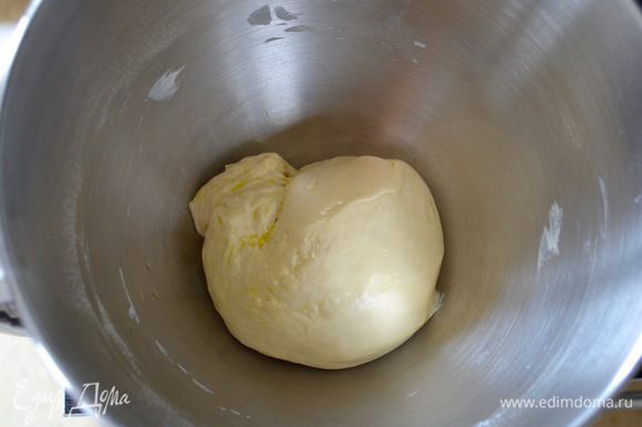 Оставить тесто в чаше тестомешалки, слегка смазав его поверхность растительным маслом.