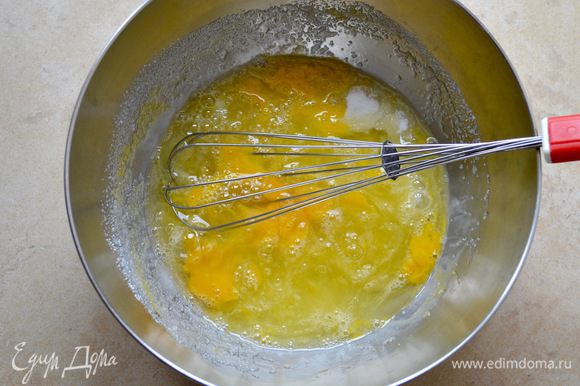 В миске слегка взбить, размешать венчиком яйца, яичные белки и сахар.