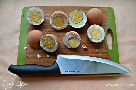С помощью большого острого ножа резким движением разделите яйцо по-полам. Делайте это предельно аккуратно, чтобы не пораниться. Затем, с помощью чайной ложки выньте яйцо из скорлупы, оставляя саму скорлупу целой.