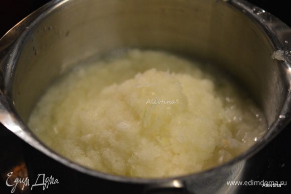 Для соуса лук мелко порубить в блендере или в кухонном процессоре с 1/4 стакана воды.