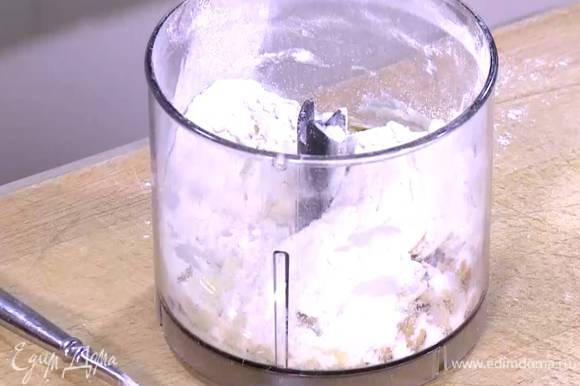 Фундук и 1 ст. ложку миндальных лепестков выложить в чашу блендера, добавить оставшуюся муку и соль, измельчить все в мелкую крошку.