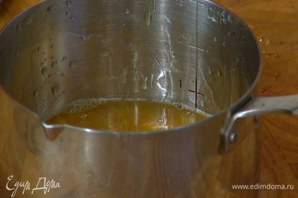 Апельсиновый сок влить в небольшую кастрюлю и уварить вполовину.