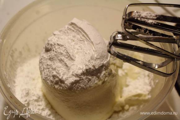 Сливочный сыр размешать до однородности, вмешать в него сахарную пудру, ванильный экстракт и сливки.