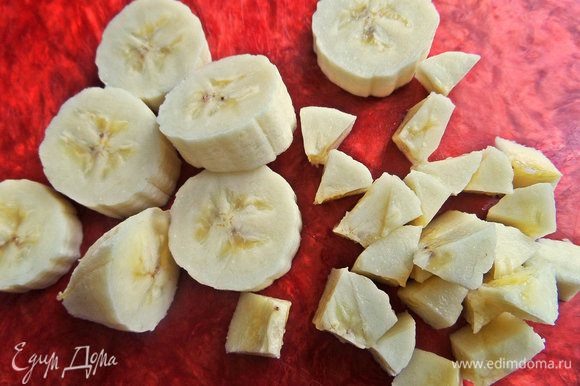 Банан нарезать на кубики или размять вилкой. Можно заменить яблоком.