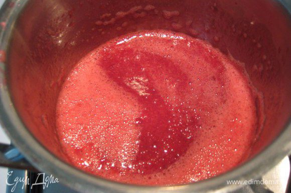 Пробить ягоды блендером. Желатин замочить в холодной воде на 10 минут, отжать, растворить. В растворенный желатин вмешать черешню.