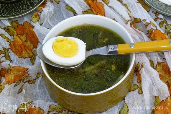 Суп готов! Подавать со сметаной и половинкой яйца.