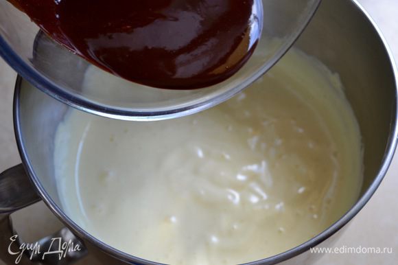 В отдельной миске взбить яйца с сахаром до посветления массы и растворения сахара, около 8 минут. Добавить в яичную массу шоколад и перемешать.