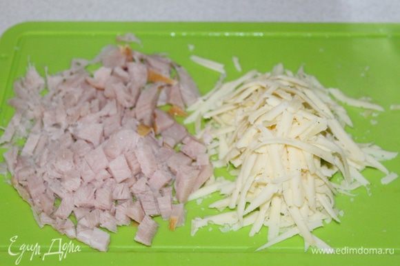 Куриную грудку нарезаем небольшими кусочками, сыр натираем на терке.