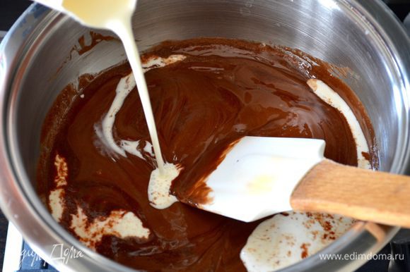 Пока выпекается бисквит, можно заняться приготовлением шоколадного ганаша. В кастрюльке с толстым дном растопить 50 г масла и шоколад «Джандуйя» (за неимением можно использовать любой шоколад, но хорошего качества!). Следом влить сливки (33 %), размешать и проварить пару минут до загустения. Отставить в сторону и дать крему немного остыть.