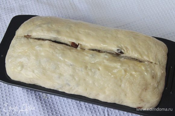 Разогреть духовку до 180°С. На буханке сделать насечку глубиной 1 см. Верх хлеба смазать сливочным маслом.
