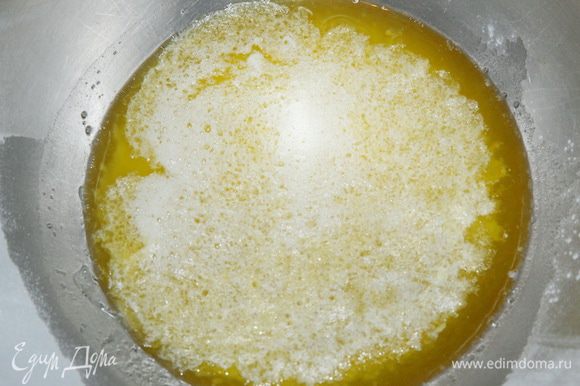 Масло (у меня 55 грамм) топим на водяной бане.