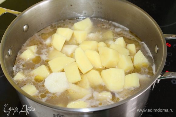 Картофель очистить и крупно нарезать, добавить в суп.