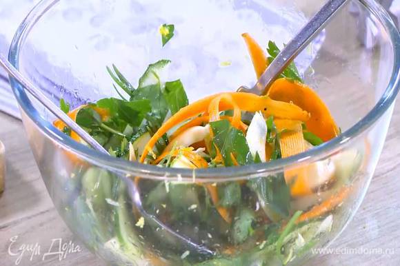 К фенхелю добавить морковь, огурец, петрушку и листья тархуна, полить оставшимся лимонным соком и оливковым маслом, все перемешать.