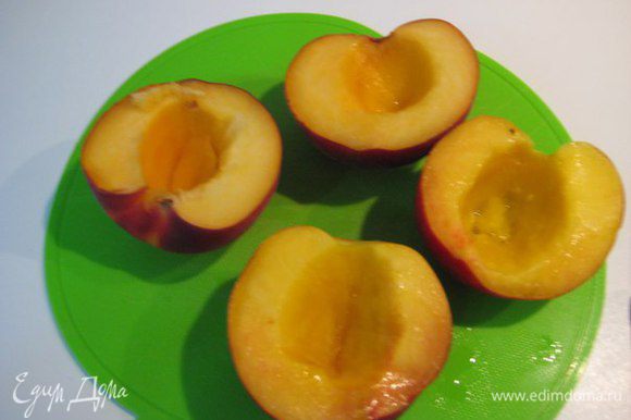 Сладкие, вкусные персики (или нектарины), разрезать на четвертинки, вынуть косточку.