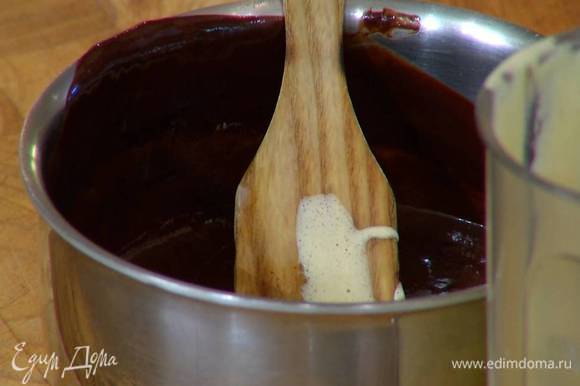В растопленный шоколад с маслом влить взбитые желтки и вымешать все деревянной лопаткой.