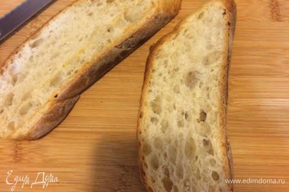 Горячий хлеб натереть чесноком.